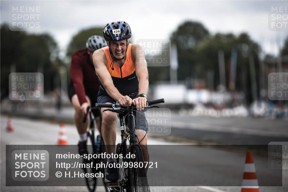 16.08.2026 - KN Förde Triathlon 2026 H.Heesch http://msf.ph/oto/9980721 16.08.2026 11:48:02 Radfahren 417, 439 meine-sportfotos.de