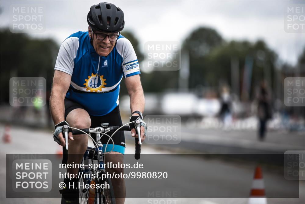 16.08.2026 - KN Förde Triathlon 2026 H.Heesch http://msf.ph/oto/9980820 16.08.2026 11:48:49 Radfahren 402, 415, 432 meine-sportfotos.de