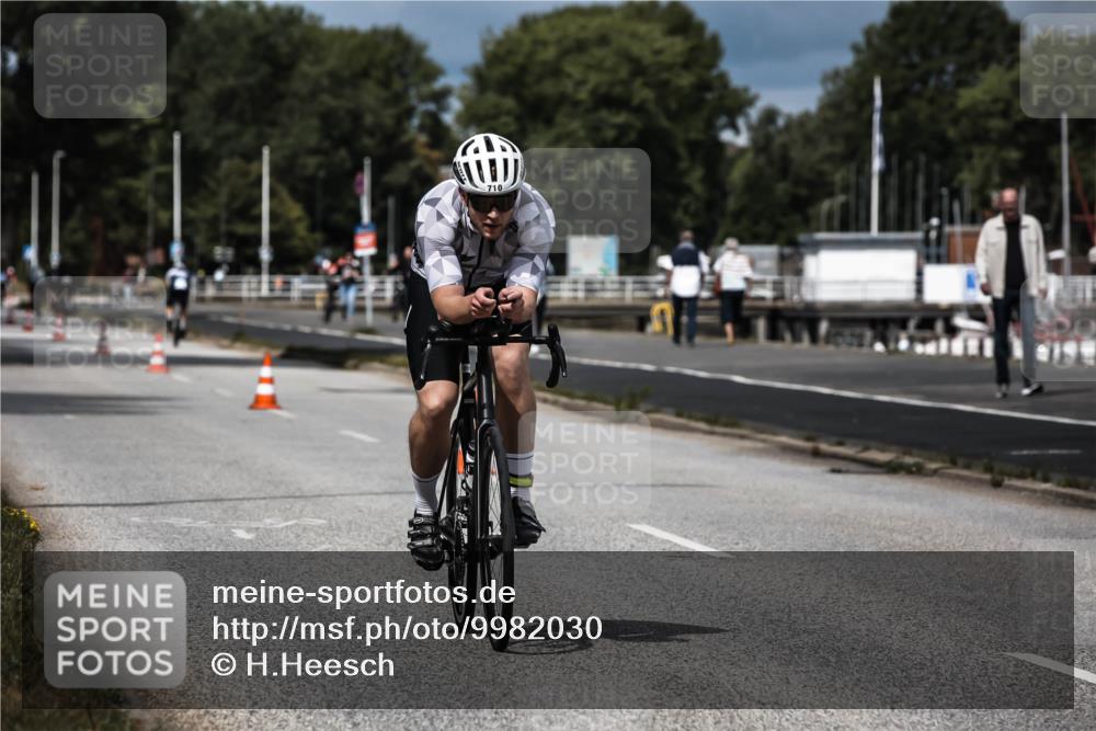 16.08.2026 - KN Förde Triathlon 2026 H.Heesch http://msf.ph/oto/9982030 16.08.2026 12:52:50 Radfahren 504, 546, 562, 580, 705, 710 meine-sportfotos.de