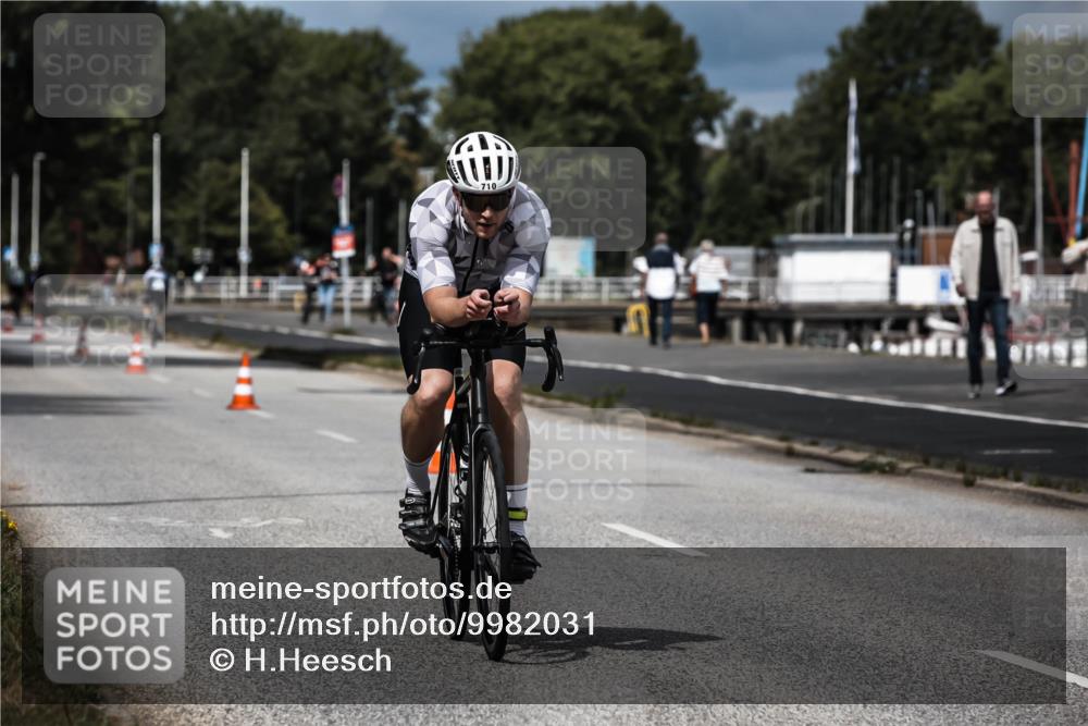 16.08.2026 - KN Förde Triathlon 2026 H.Heesch http://msf.ph/oto/9982031 16.08.2026 12:52:50 Radfahren 504, 546, 562, 580, 705, 710 meine-sportfotos.de