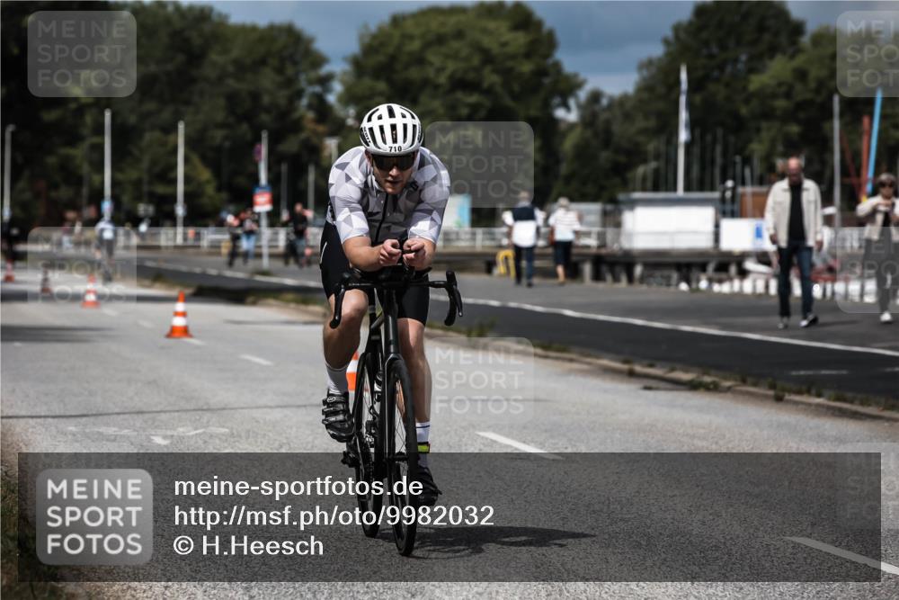 16.08.2026 - KN Förde Triathlon 2026 H.Heesch http://msf.ph/oto/9982032 16.08.2026 12:52:50 Radfahren 504, 546, 562, 580, 705, 710 meine-sportfotos.de