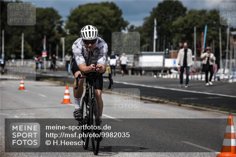 16.08.2026 - KN Förde Triathlon 2026 H.Heesch http://msf.ph/oto/9982035 16.08.2026 12:52:50 Radfahren 504, 546, 562, 580, 705, 710 meine-sportfotos.de