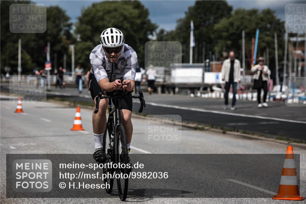 16.08.2026 - KN Förde Triathlon 2026 H.Heesch http://msf.ph/oto/9982036 16.08.2026 12:52:50 Radfahren 504, 546, 562, 580, 705, 710 meine-sportfotos.de