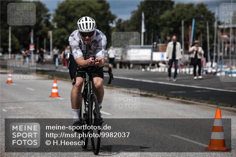 16.08.2026 - KN Förde Triathlon 2026 H.Heesch http://msf.ph/oto/9982037 16.08.2026 12:52:50 Radfahren 504, 546, 562, 580, 705, 710 meine-sportfotos.de