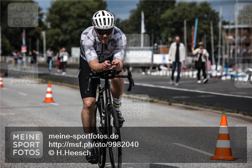 16.08.2026 - KN Förde Triathlon 2026 H.Heesch http://msf.ph/oto/9982040 16.08.2026 12:52:50 Radfahren 504, 546, 562, 580, 705, 710 meine-sportfotos.de