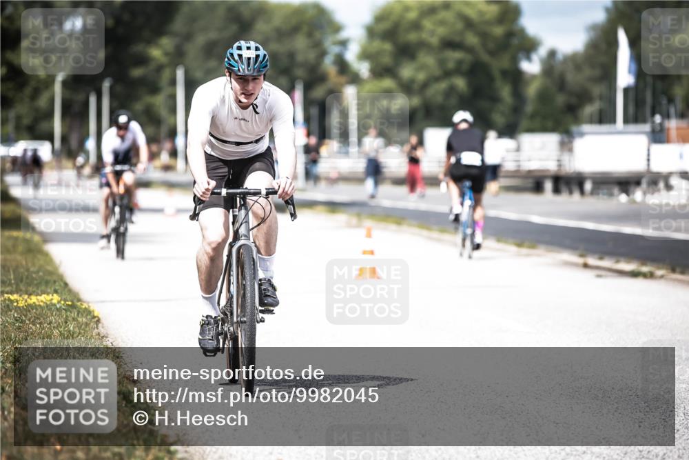16.08.2026 - KN Förde Triathlon 2026 H.Heesch http://msf.ph/oto/9982045 16.08.2026 12:52:56 Radfahren 538, 548, 562, 580, 705 meine-sportfotos.de