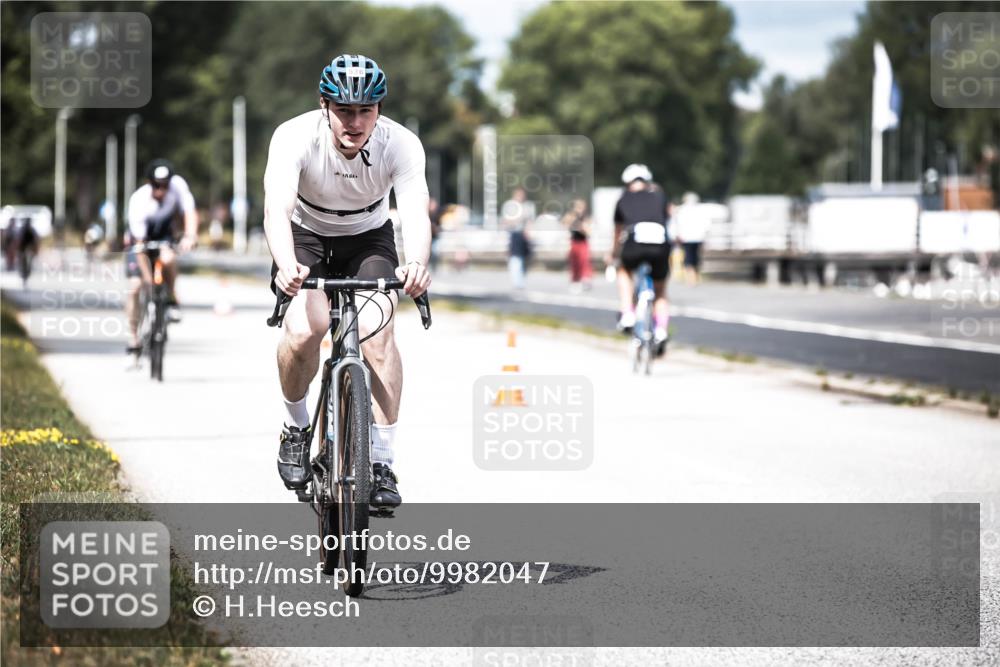 16.08.2026 - KN Förde Triathlon 2026 H.Heesch http://msf.ph/oto/9982047 16.08.2026 12:52:56 Radfahren 538, 548, 562, 580, 705 meine-sportfotos.de