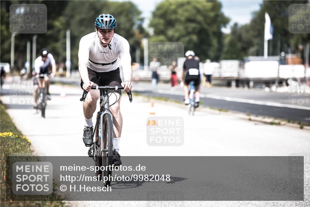 16.08.2026 - KN Förde Triathlon 2026 H.Heesch http://msf.ph/oto/9982048 16.08.2026 12:52:56 Radfahren 538, 548, 562, 580, 705 meine-sportfotos.de