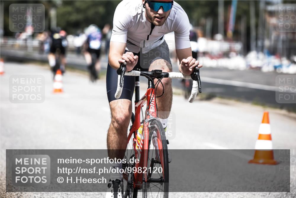 16.08.2026 - KN Förde Triathlon 2026 H.Heesch http://msf.ph/oto/9982120 16.08.2026 12:53:11 Radfahren 561, 701 meine-sportfotos.de