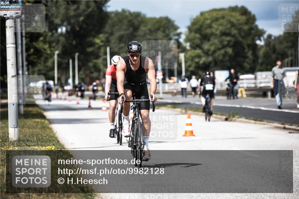 16.08.2026 - KN Förde Triathlon 2026 H.Heesch http://msf.ph/oto/9982128 16.08.2026 12:53:23 Radfahren 517, 556, 569, 588, 719 meine-sportfotos.de
