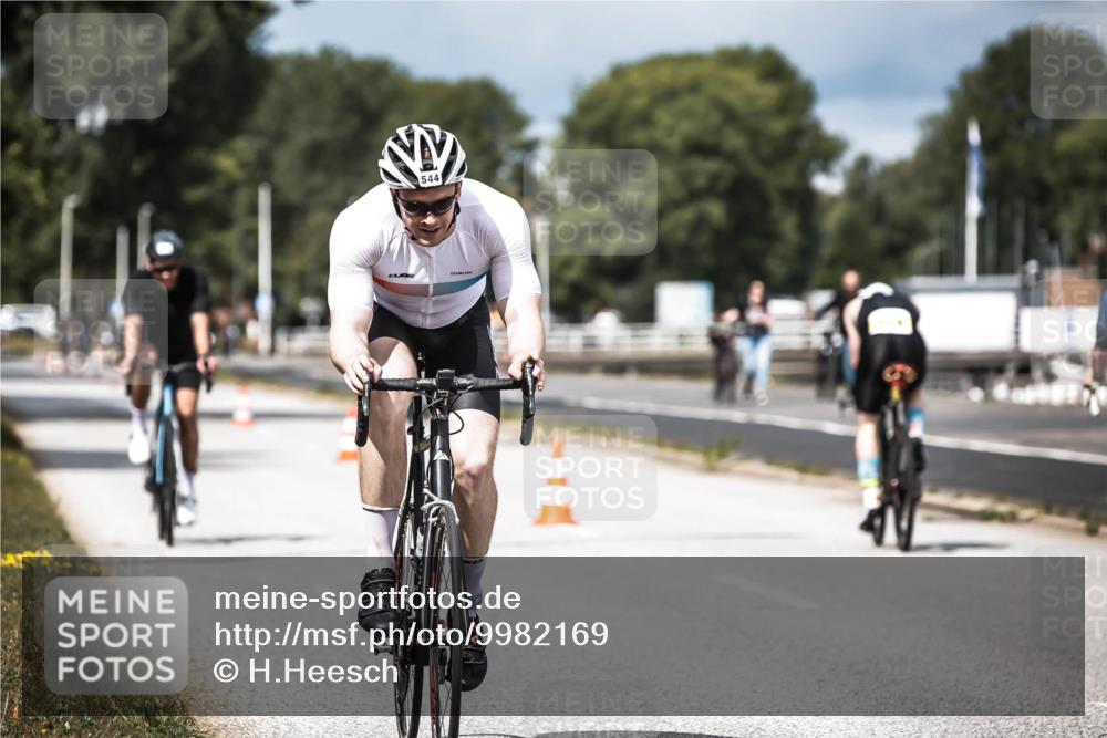 16.08.2026 - KN Förde Triathlon 2026 H.Heesch http://msf.ph/oto/9982169 16.08.2026 12:53:34 Radfahren 544, 575 meine-sportfotos.de