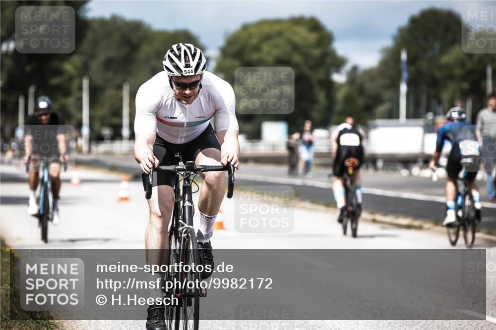 16.08.2026 - KN Förde Triathlon 2026 H.Heesch http://msf.ph/oto/9982172 16.08.2026 12:53:34 Radfahren 544, 575 meine-sportfotos.de