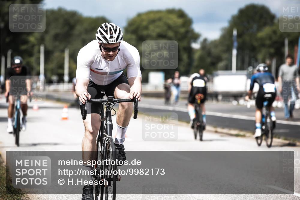 16.08.2026 - KN Förde Triathlon 2026 H.Heesch http://msf.ph/oto/9982173 16.08.2026 12:53:34 Radfahren 544, 575 meine-sportfotos.de