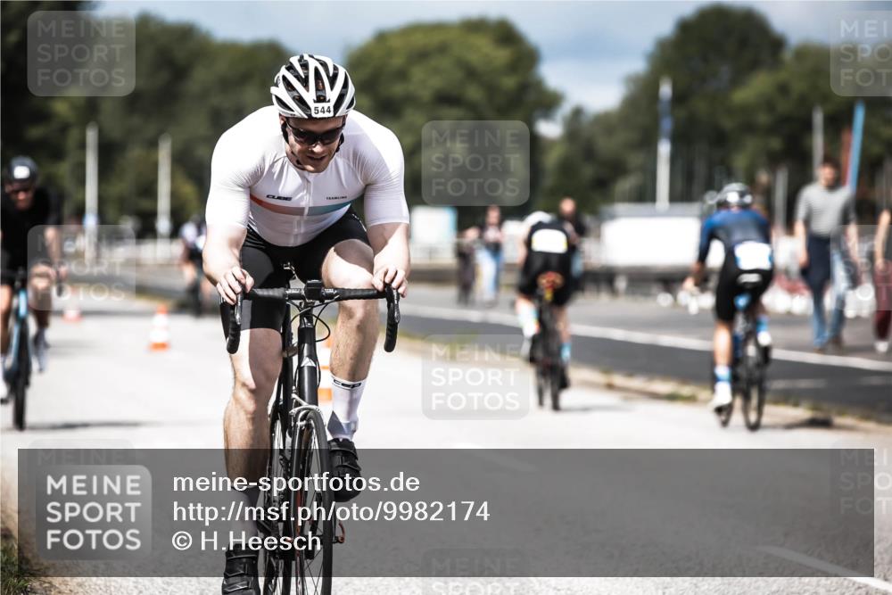 16.08.2026 - KN Förde Triathlon 2026 H.Heesch http://msf.ph/oto/9982174 16.08.2026 12:53:34 Radfahren 544, 575 meine-sportfotos.de