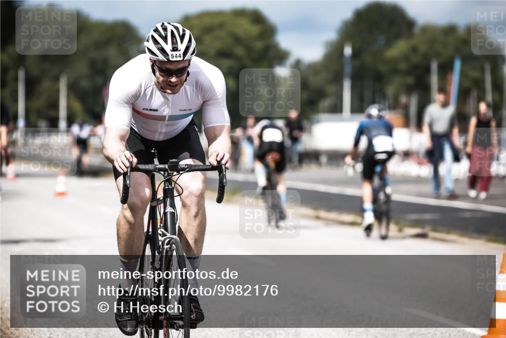 16.08.2026 - KN Förde Triathlon 2026 H.Heesch http://msf.ph/oto/9982176 16.08.2026 12:53:34 Radfahren 544, 575 meine-sportfotos.de
