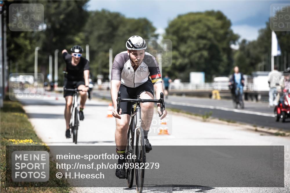 16.08.2026 - KN Förde Triathlon 2026 H.Heesch http://msf.ph/oto/9982279 16.08.2026 12:54:15 Radfahren 550, 703 meine-sportfotos.de