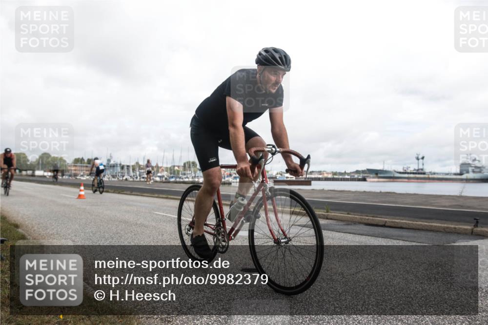 16.08.2026 - KN Förde Triathlon 2026 H.Heesch http://msf.ph/oto/9982379 16.08.2026 11:32:19 Radfahren 342, 364, 394, 400 meine-sportfotos.de