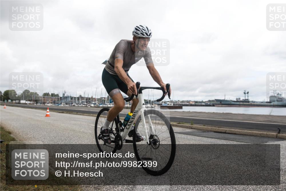 16.08.2026 - KN Förde Triathlon 2026 H.Heesch http://msf.ph/oto/9982399 16.08.2026 11:33:37 Radfahren 316, 388, 403, 409 meine-sportfotos.de