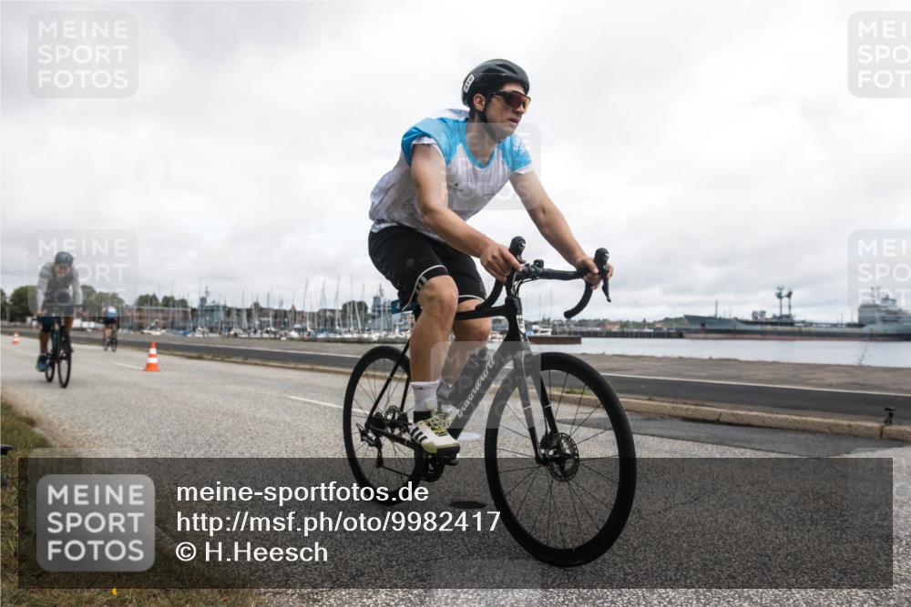 16.08.2026 - KN Förde Triathlon 2026 H.Heesch http://msf.ph/oto/9982417 16.08.2026 11:34:49 Radfahren 345, 358, 374, 394, 408, 410 meine-sportfotos.de