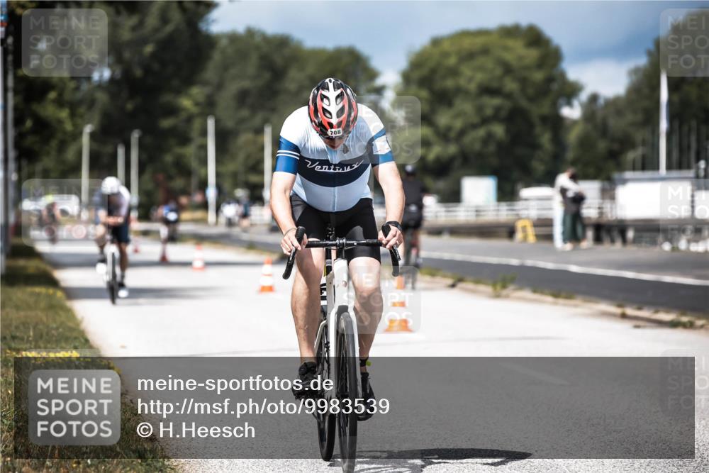 16.08.2026 - KN Förde Triathlon 2026 H.Heesch http://msf.ph/oto/9983539 16.08.2026 12:54:47 Radfahren 532, 566, 708 meine-sportfotos.de