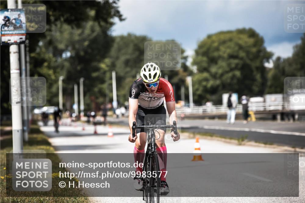 16.08.2026 - KN Förde Triathlon 2026 H.Heesch http://msf.ph/oto/9983577 16.08.2026 12:54:57 Radfahren 504, 565, 721 meine-sportfotos.de