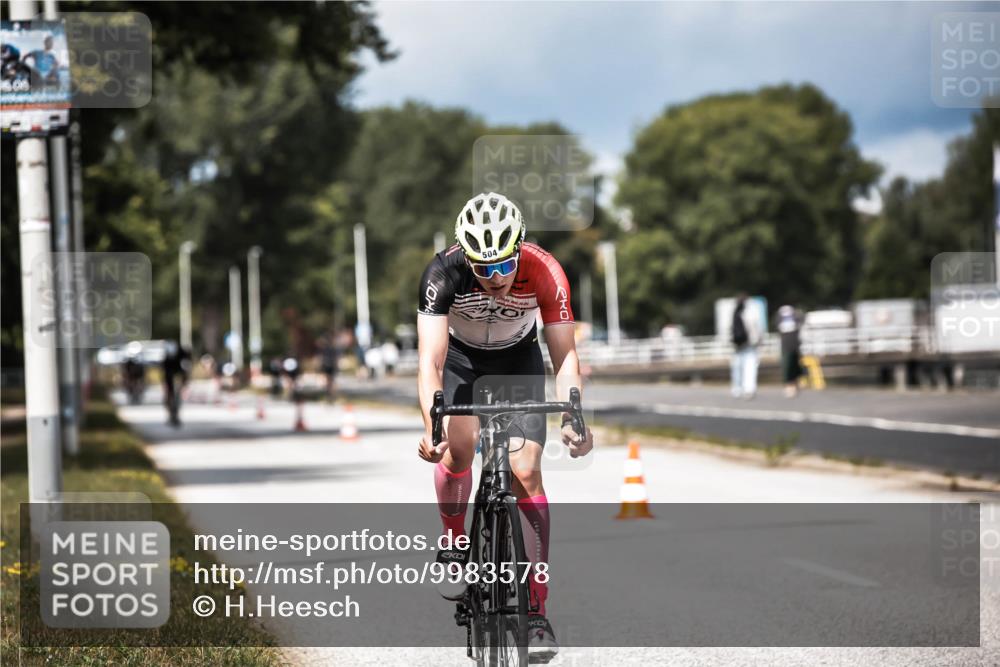 16.08.2026 - KN Förde Triathlon 2026 H.Heesch http://msf.ph/oto/9983578 16.08.2026 12:54:57 Radfahren 504, 565, 721 meine-sportfotos.de