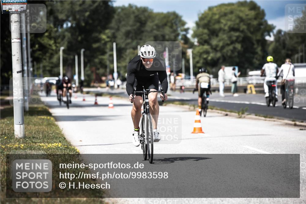 16.08.2026 - KN Förde Triathlon 2026 H.Heesch http://msf.ph/oto/9983598 16.08.2026 12:55:05 Radfahren 196, 523, 555, 586, 721 meine-sportfotos.de