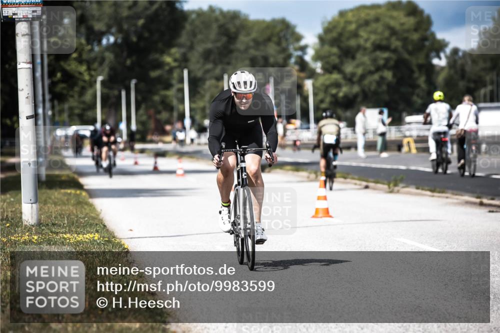 16.08.2026 - KN Förde Triathlon 2026 H.Heesch http://msf.ph/oto/9983599 16.08.2026 12:55:05 Radfahren 196, 523, 555, 586, 721 meine-sportfotos.de