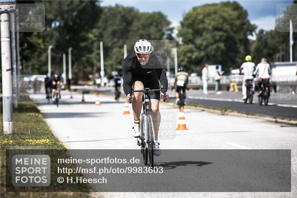 16.08.2026 - KN Förde Triathlon 2026 H.Heesch http://msf.ph/oto/9983603 16.08.2026 12:55:05 Radfahren 196, 523, 555, 586, 721 meine-sportfotos.de