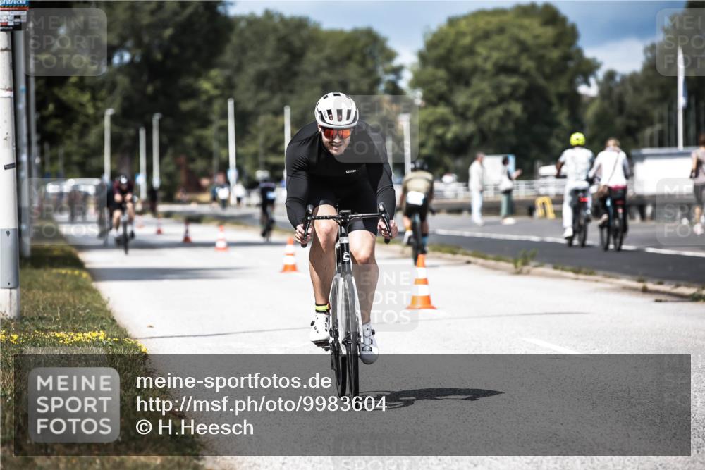 16.08.2026 - KN Förde Triathlon 2026 H.Heesch http://msf.ph/oto/9983604 16.08.2026 12:55:05 Radfahren 196, 523, 555, 586, 721 meine-sportfotos.de