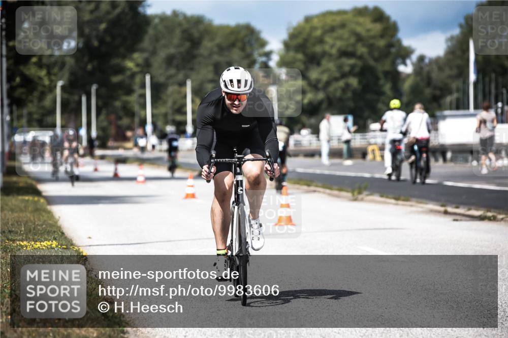 16.08.2026 - KN Förde Triathlon 2026 H.Heesch http://msf.ph/oto/9983606 16.08.2026 12:55:05 Radfahren 196, 523, 555, 586, 721 meine-sportfotos.de