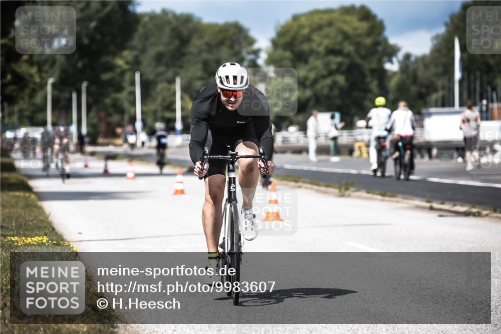 16.08.2026 - KN Förde Triathlon 2026 H.Heesch http://msf.ph/oto/9983607 16.08.2026 12:55:05 Radfahren 196, 523, 555, 586, 721 meine-sportfotos.de