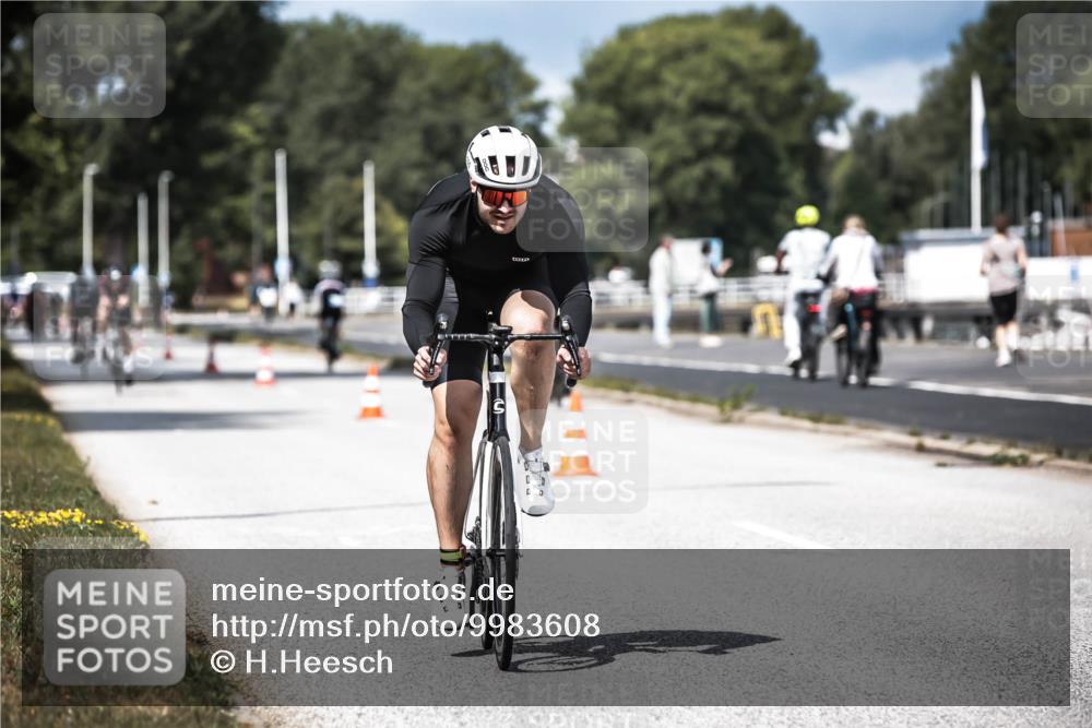 16.08.2026 - KN Förde Triathlon 2026 H.Heesch http://msf.ph/oto/9983608 16.08.2026 12:55:05 Radfahren 196, 523, 555, 586, 721 meine-sportfotos.de