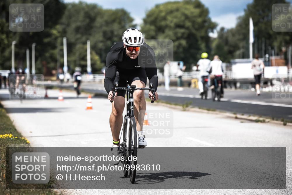 16.08.2026 - KN Förde Triathlon 2026 H.Heesch http://msf.ph/oto/9983610 16.08.2026 12:55:06 Radfahren 196, 523, 555, 586, 733 meine-sportfotos.de