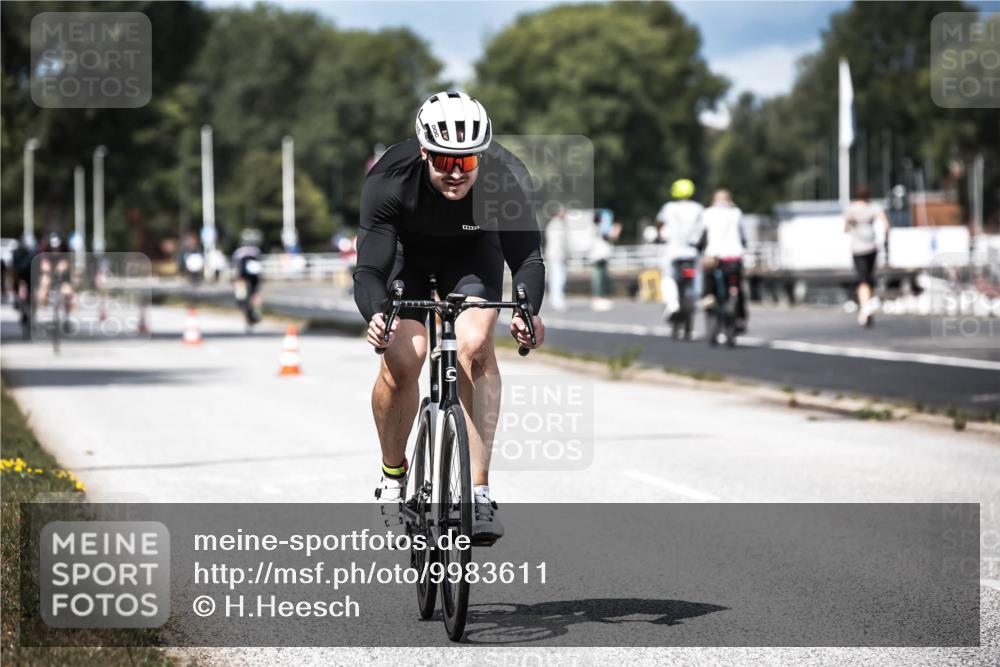 16.08.2026 - KN Förde Triathlon 2026 H.Heesch http://msf.ph/oto/9983611 16.08.2026 12:55:06 Radfahren 196, 523, 555, 586, 733 meine-sportfotos.de