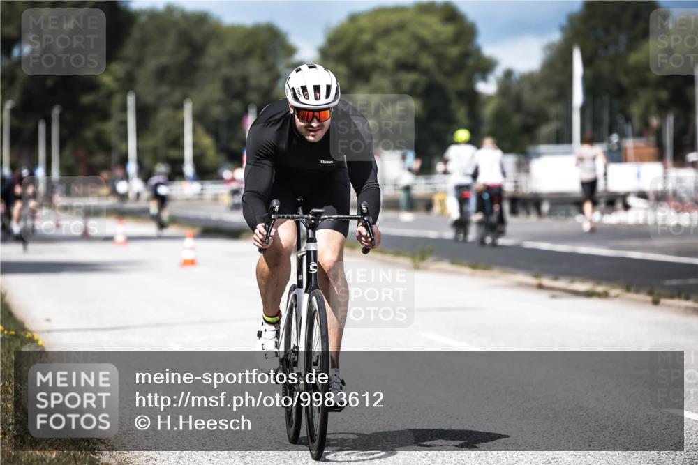 16.08.2026 - KN Förde Triathlon 2026 H.Heesch http://msf.ph/oto/9983612 16.08.2026 12:55:06 Radfahren 196, 523, 555, 586, 733 meine-sportfotos.de