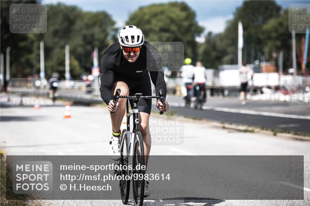 16.08.2026 - KN Förde Triathlon 2026 H.Heesch http://msf.ph/oto/9983614 16.08.2026 12:55:06 Radfahren 196, 523, 555, 586, 733 meine-sportfotos.de