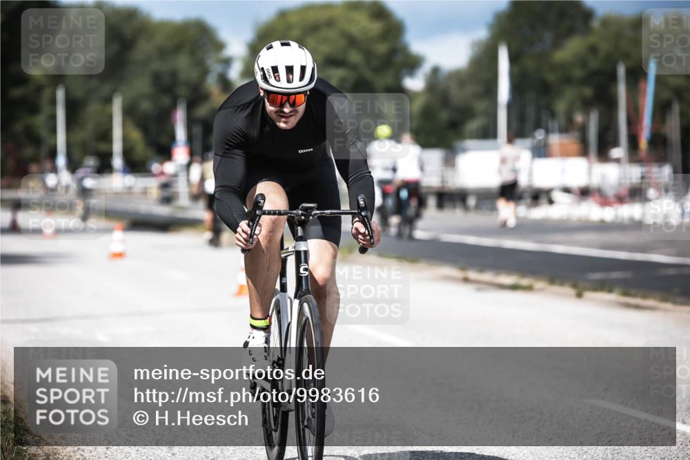 16.08.2026 - KN Förde Triathlon 2026 H.Heesch http://msf.ph/oto/9983616 16.08.2026 12:55:06 Radfahren 196, 523, 555, 586, 733 meine-sportfotos.de