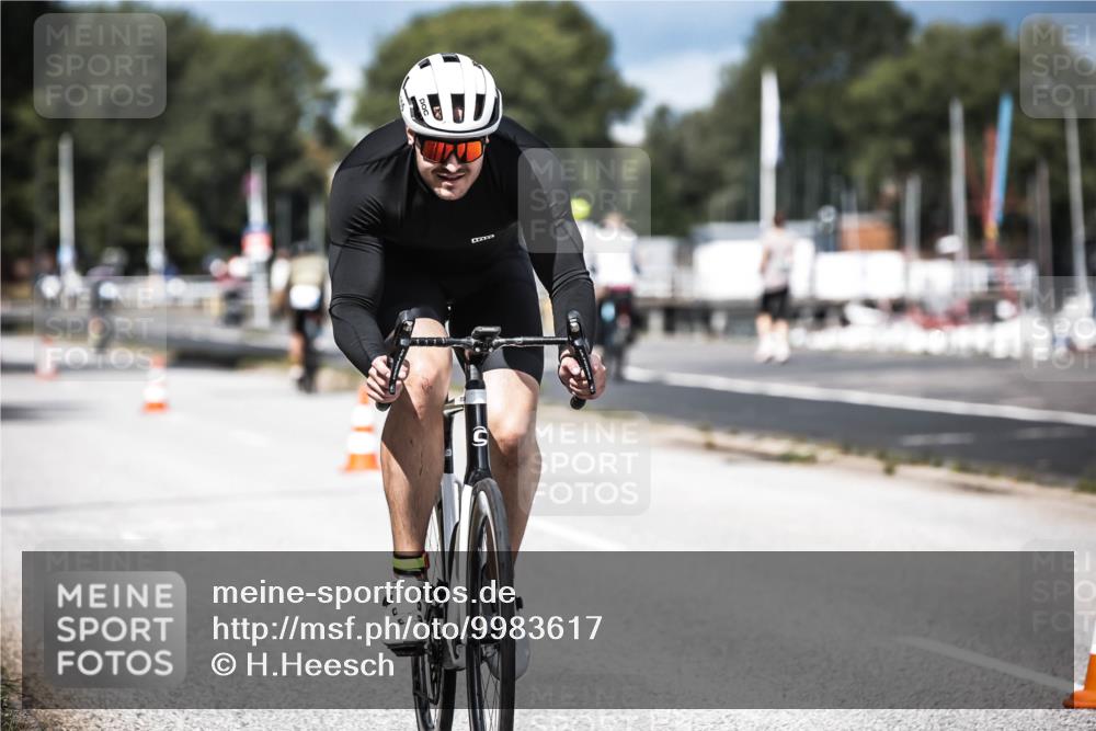 16.08.2026 - KN Förde Triathlon 2026 H.Heesch http://msf.ph/oto/9983617 16.08.2026 12:55:06 Radfahren 196, 523, 555, 586, 733 meine-sportfotos.de