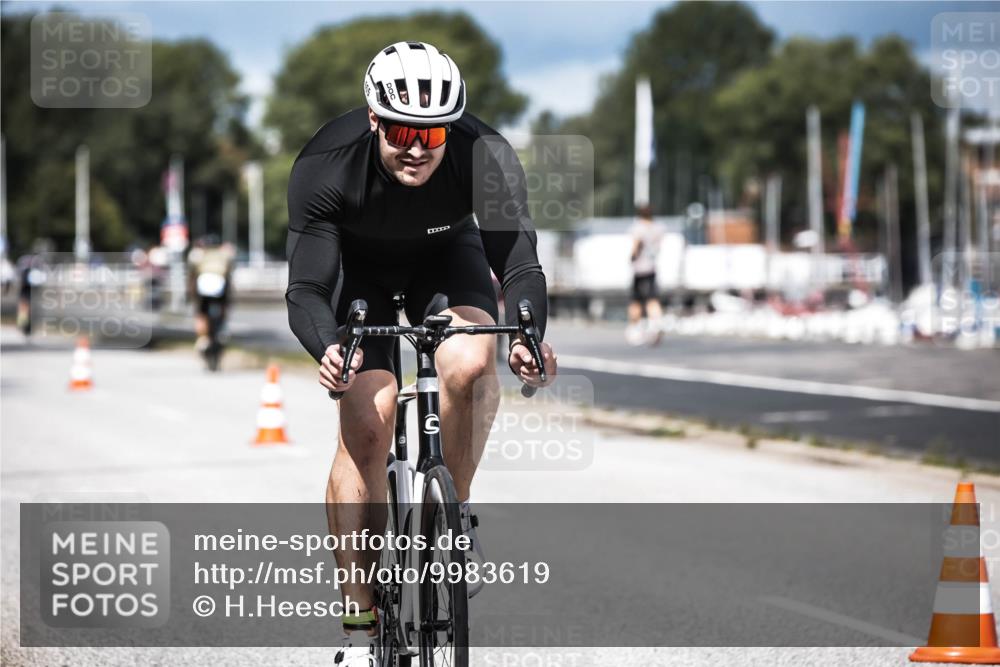 16.08.2026 - KN Förde Triathlon 2026 H.Heesch http://msf.ph/oto/9983619 16.08.2026 12:55:06 Radfahren 196, 523, 555, 586, 733 meine-sportfotos.de