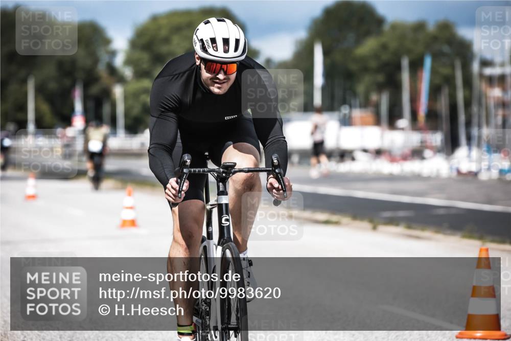 16.08.2026 - KN Förde Triathlon 2026 H.Heesch http://msf.ph/oto/9983620 16.08.2026 12:55:06 Radfahren 196, 523, 555, 586, 733 meine-sportfotos.de
