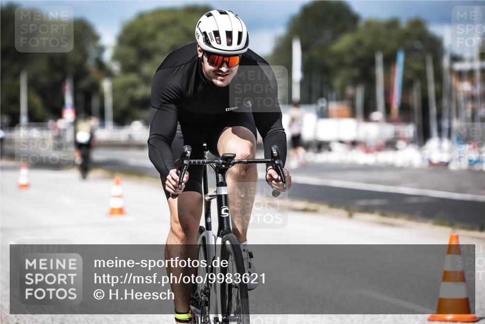 16.08.2026 - KN Förde Triathlon 2026 H.Heesch http://msf.ph/oto/9983621 16.08.2026 12:55:06 Radfahren 196, 523, 555, 586, 733 meine-sportfotos.de