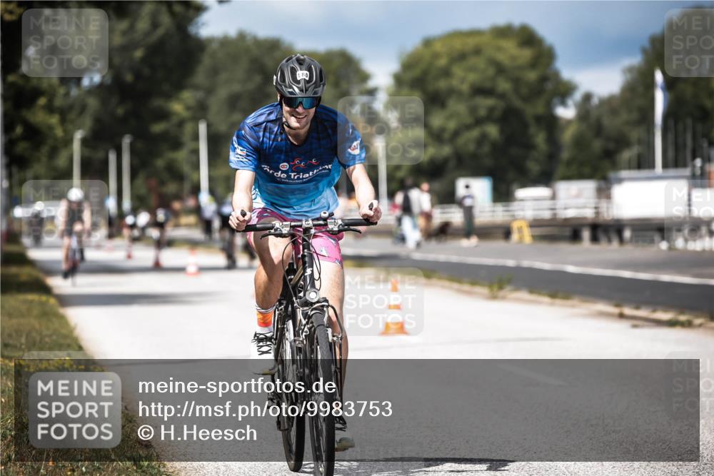 16.08.2026 - KN Förde Triathlon 2026 H.Heesch http://msf.ph/oto/9983753 16.08.2026 12:55:30 Radfahren 526, 580, 719, 720 meine-sportfotos.de