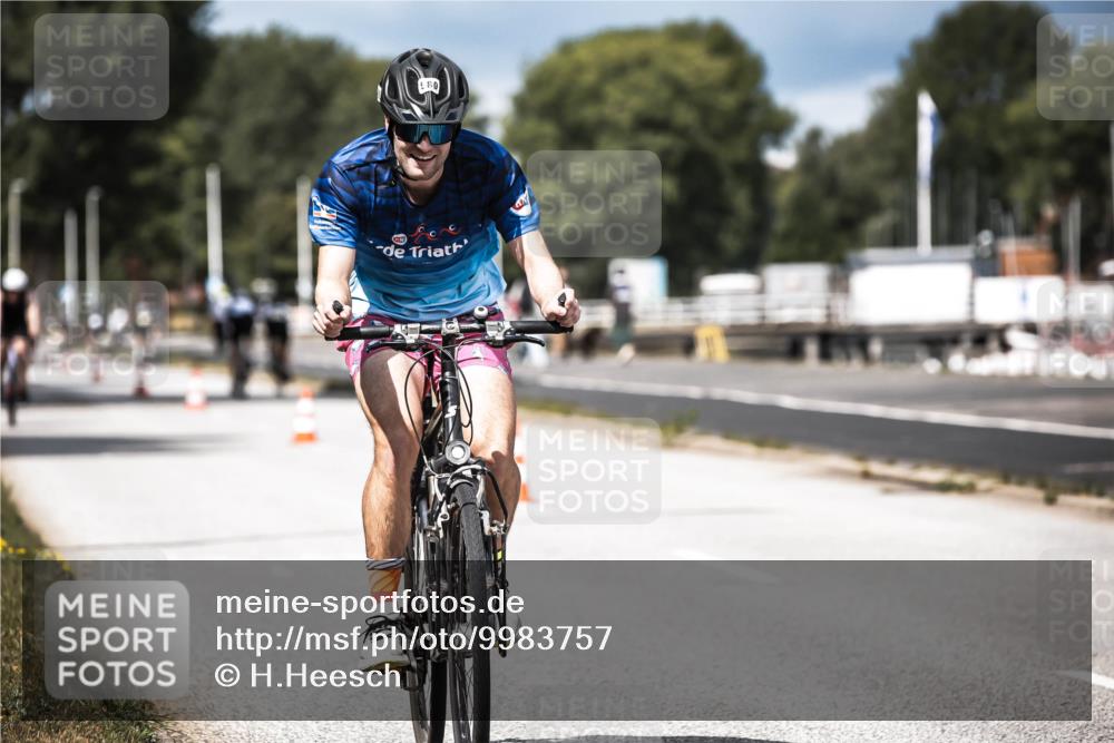 16.08.2026 - KN Förde Triathlon 2026 H.Heesch http://msf.ph/oto/9983757 16.08.2026 12:55:30 Radfahren 526, 580, 719, 720 meine-sportfotos.de