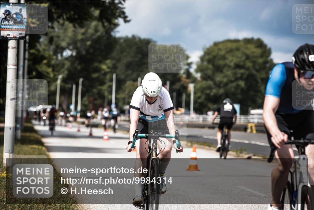 16.08.2026 - KN Förde Triathlon 2026 H.Heesch http://msf.ph/oto/9984314 16.08.2026 12:58:10 Radfahren 509, 720, 724 meine-sportfotos.de