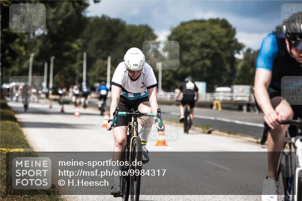 16.08.2026 - KN Förde Triathlon 2026 H.Heesch http://msf.ph/oto/9984317 16.08.2026 12:58:10 Radfahren 509, 720, 724 meine-sportfotos.de