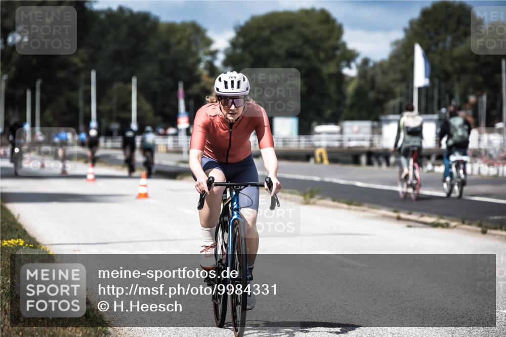 16.08.2026 - KN Förde Triathlon 2026 H.Heesch http://msf.ph/oto/9984331 16.08.2026 12:58:18 Radfahren 524, 551, 590, 594, 597, 607, 709, 743 meine-sportfotos.de