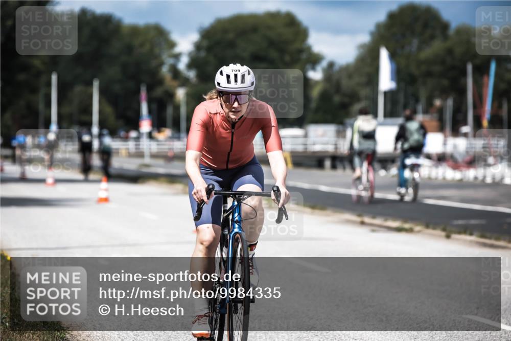 16.08.2026 - KN Förde Triathlon 2026 H.Heesch http://msf.ph/oto/9984335 16.08.2026 12:58:18 Radfahren 524, 551, 590, 594, 597, 607, 709, 743 meine-sportfotos.de