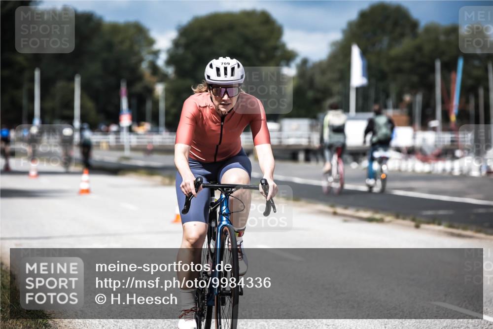 16.08.2026 - KN Förde Triathlon 2026 H.Heesch http://msf.ph/oto/9984336 16.08.2026 12:58:18 Radfahren 524, 551, 590, 594, 597, 607, 709, 743 meine-sportfotos.de
