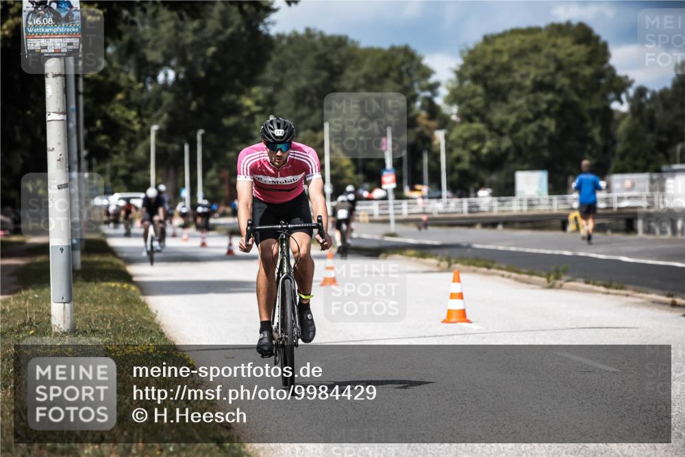 16.08.2026 - KN Förde Triathlon 2026 H.Heesch http://msf.ph/oto/9984429 16.08.2026 12:58:44 Radfahren 528, 595, 713 meine-sportfotos.de